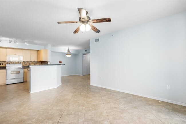 Building Photo - 1308 Villa Cir