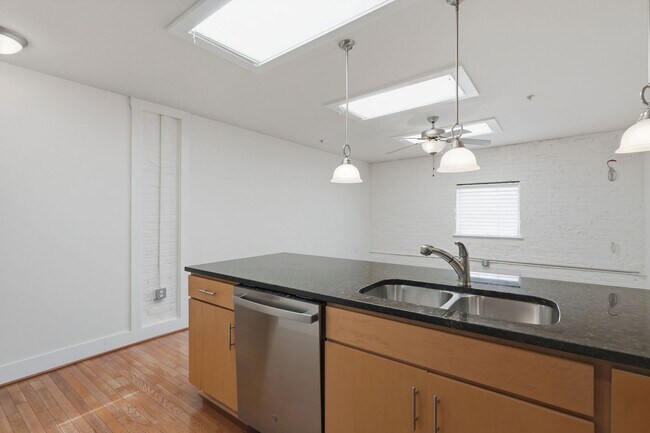 Building Photo - Cool 1 bedroom condo in the heart of the Fan District