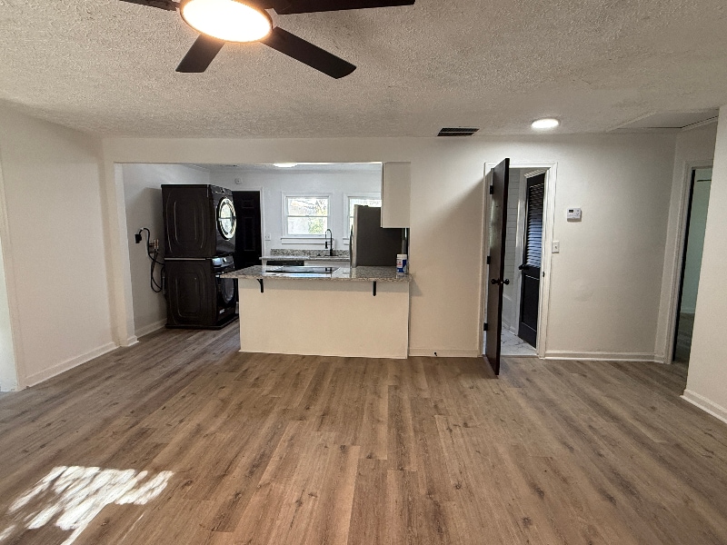 Building Photo - 2160 Dowdell Dr