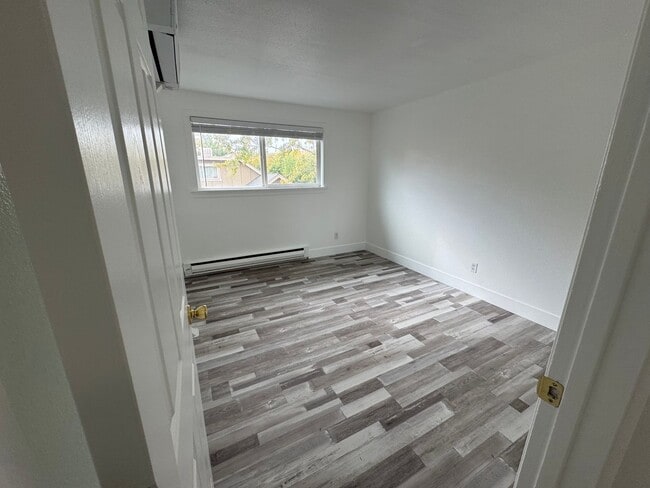 Building Photo - 2 bedroom 1.5 bathroom with large garage in Sparks. Washer and Dryer included!