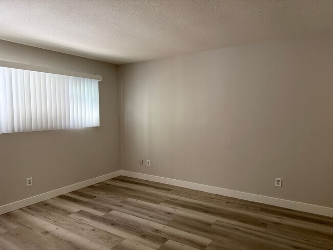 Building Photo - Beautiful and renovated 4 Bed 2 Bath in Sacramento!