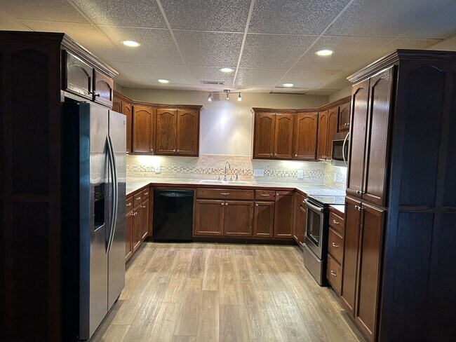 Building Photo - 4 Silver Hls Ln
