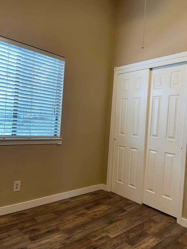 Building Photo - COUNTRY OAKS SUBDIVSION LARGE 3 BED 2 BATH...