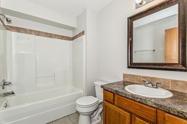 Building Photo - Spacious 3 bedroom 1 1/2 bath townhouse in...