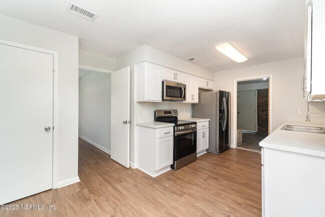 Building Photo - 2805 Stagecoach Dr