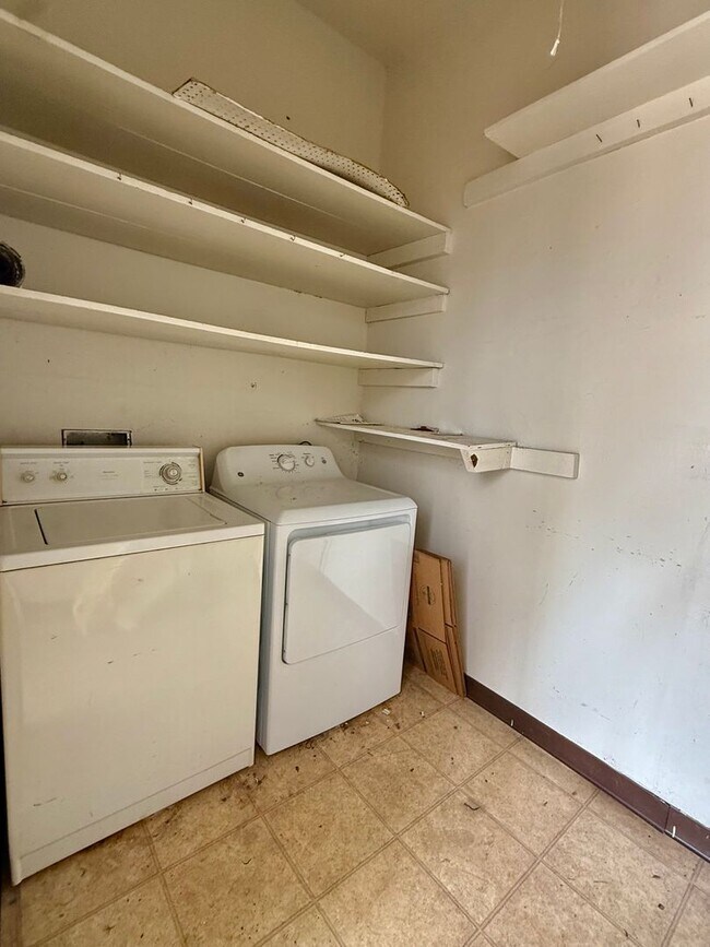 Building Photo - 1906 Brownwood Rd