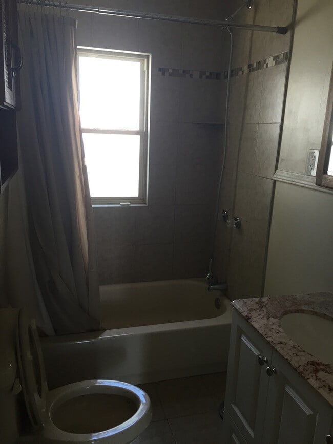 Building Photo - 2 bedroom 1 bath freshly painted in Redford