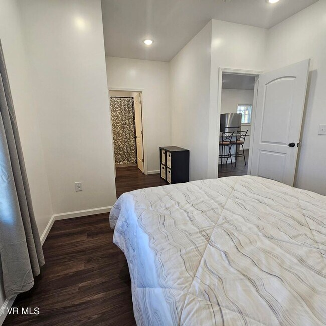 Building Photo - Modern 2-bedroom, 2 bathroom apartment convienent location