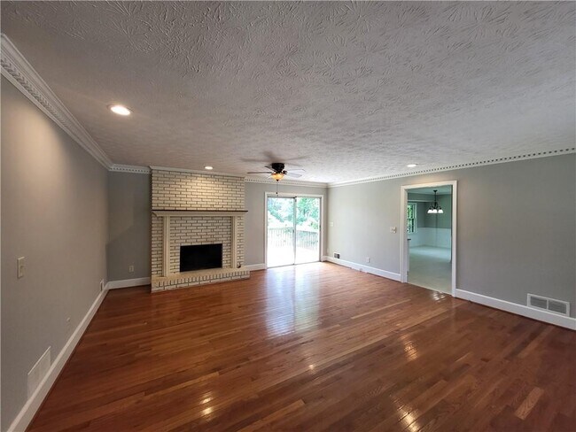 Building Photo - 4548 Shallowford Rd