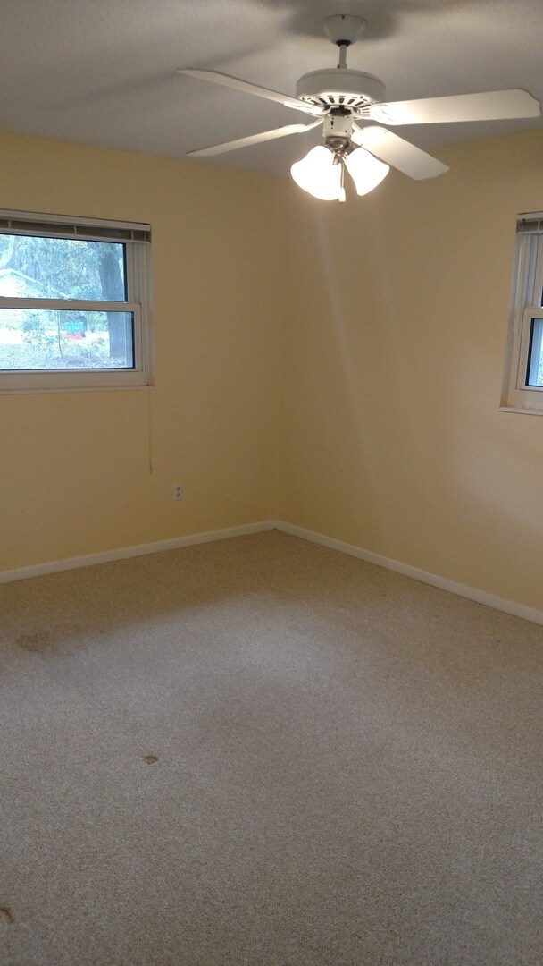 Building Photo - Beautiful 4/2.5 home in quiet neighborhood