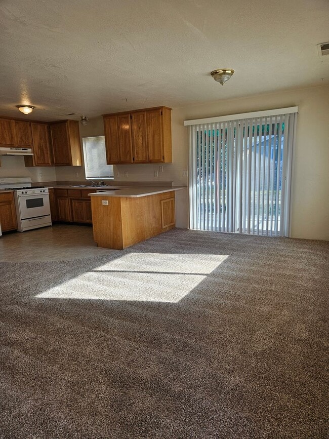 Building Photo - Clean Duplex