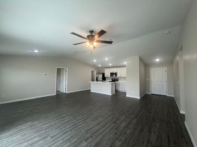 Building Photo - 3 bedroom/ 2 bath in NE Cape Coral- Gator CIrcle - Available Now