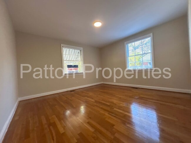 Building Photo - West Columbia Home