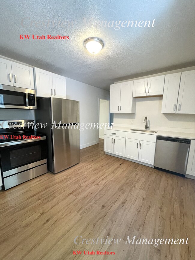 Building Photo - 452 E Lambourne Ave