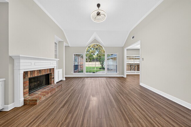 Building Photo - 2015 Rosalyn Ct