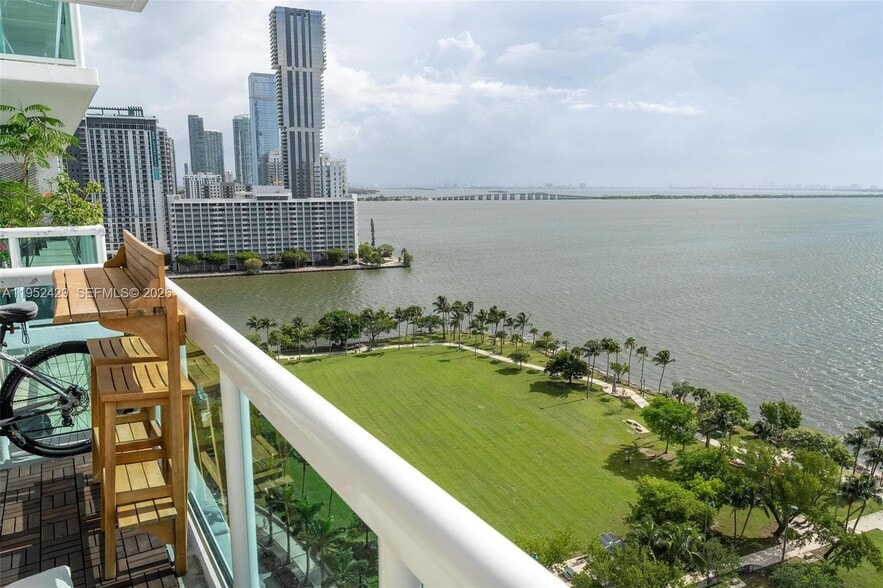 Building Photo - 1800 N Bayshore Dr