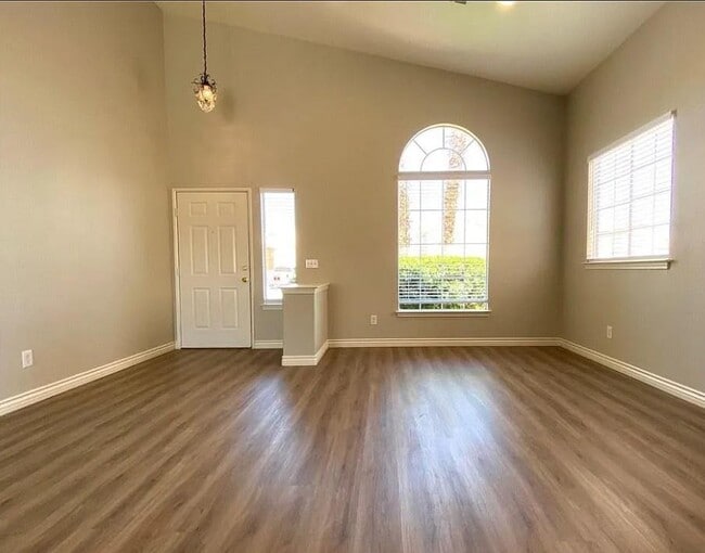 Building Photo - 9317 Mountain Rise Ave