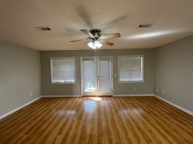 Building Photo - Foxhill Commons - 12 Month Minimal Lease!