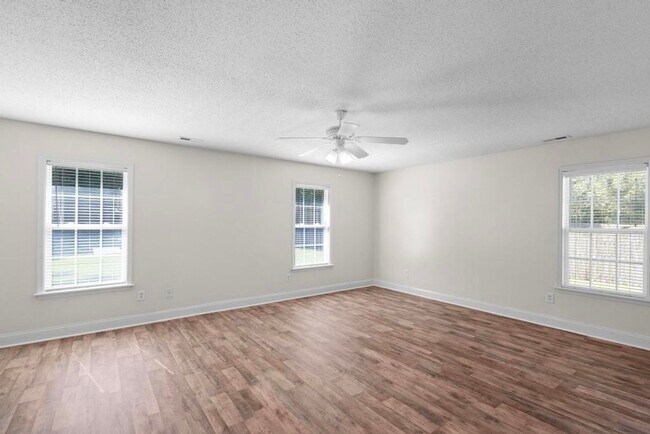 Building Photo - Large Ranch Home with 4BR/ 2 Bath with an ...