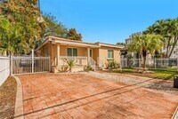 Building Photo - 2121 SW 30th Ct