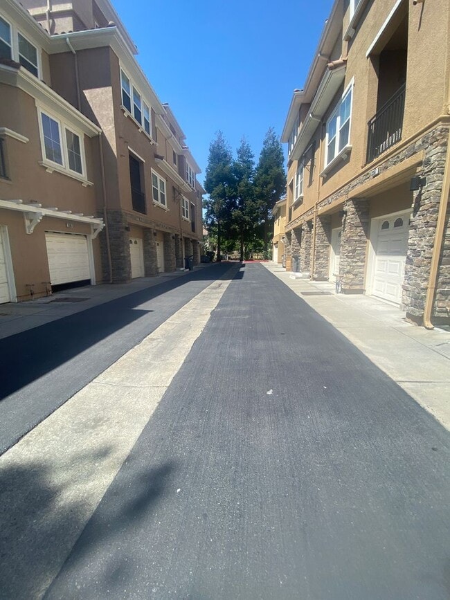 Building Photo - Dublin Tri Level Townhome 2 Br. 2.5 Ba. Tw...