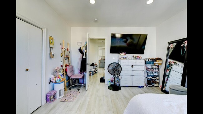 Building Photo - 1215 80th St