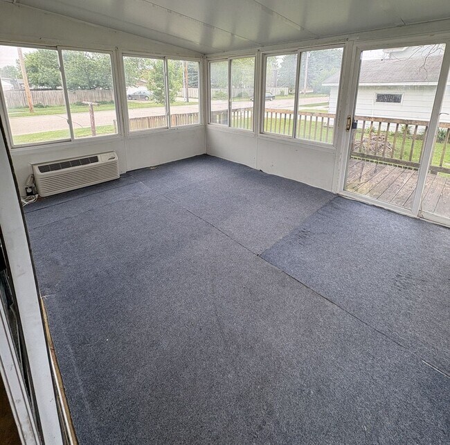 Building Photo - Updated 2 Bed, 2 Bath House for Rent with 2 Stall Garage!!!