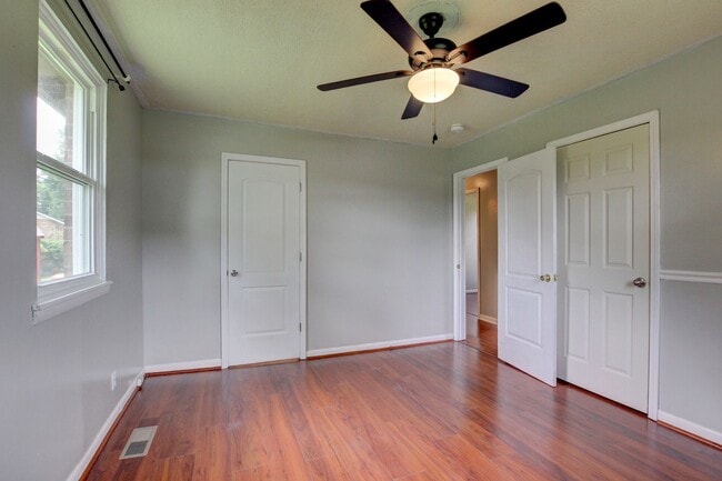 Building Photo - 729 Welsey Dr