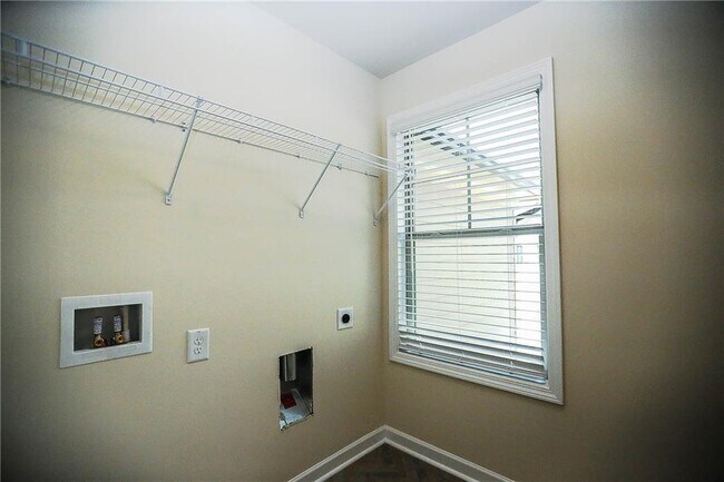 Building Photo - 327 Cashes Ct