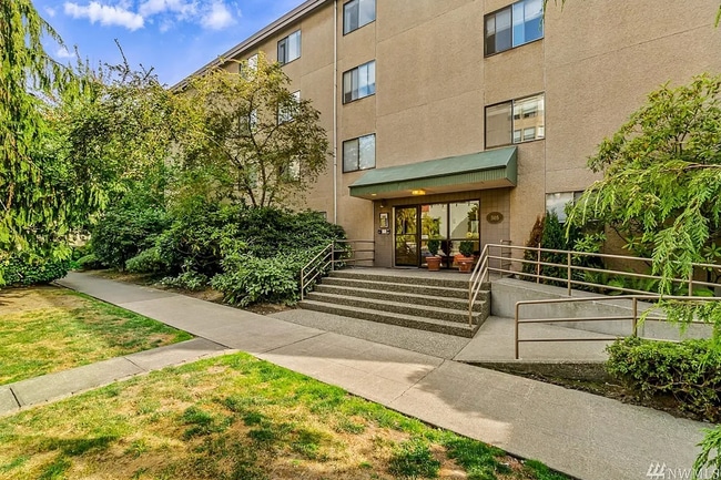 Building Photo - Spectacular Top Floor Condo with Stunning Views in Queen Anne