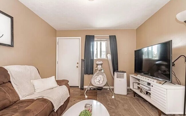 Building Photo - Super Cute 2 Bed/1 Bath Apartment on Main Street in Rexburg!