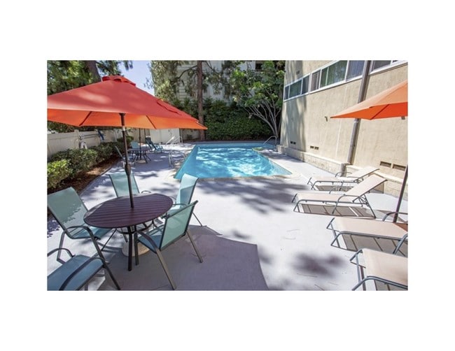 Pool , hot tub and and lounge area - 11138 Aqua Vista St