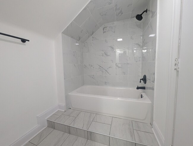 Building Photo - 1520 W Melrose St