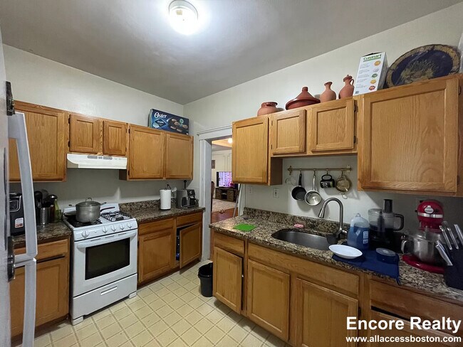 Building Photo - 86 Maple St