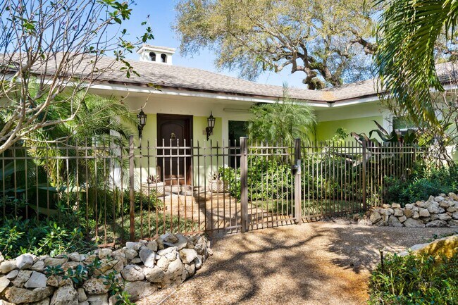 Building Photo - 611 Date Palm Rd