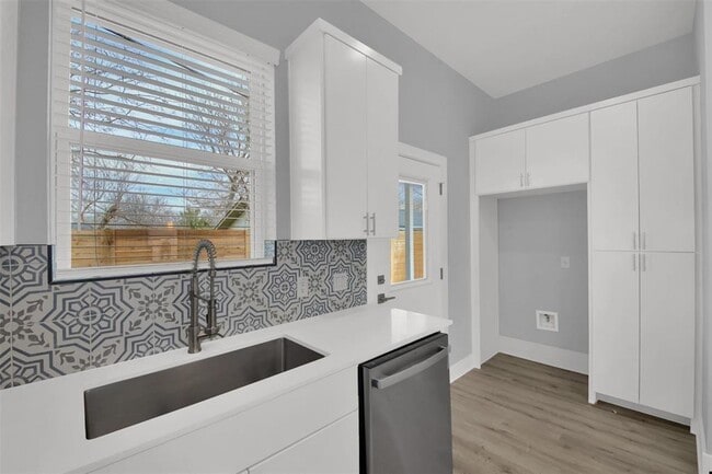 Building Photo - 1104 Begonia Terrace