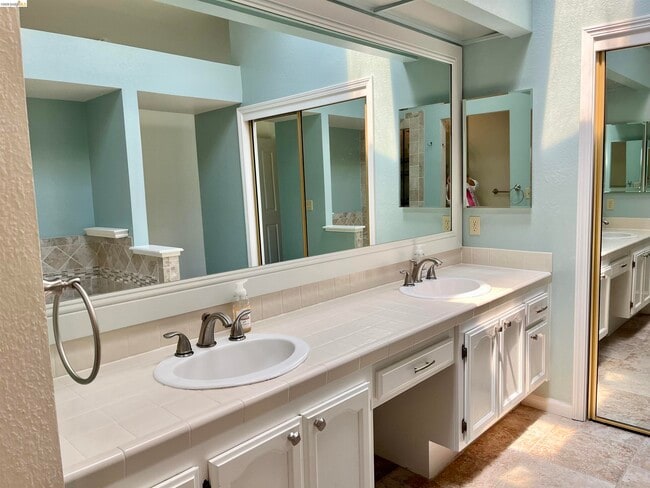 Building Photo - 2420 Wayfarer Ct