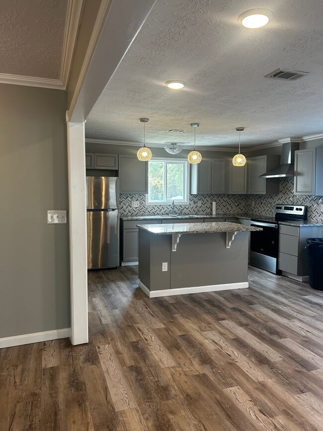 Building Photo - Beautiful Home 4 bedroom 3 bath