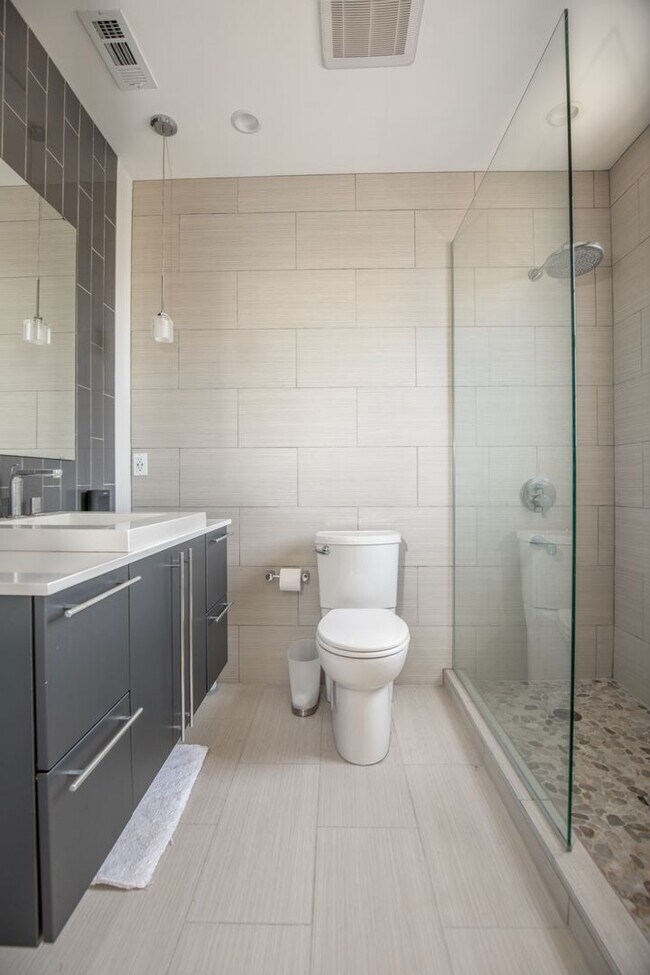 Building Photo - Beautiful Clayton Condo