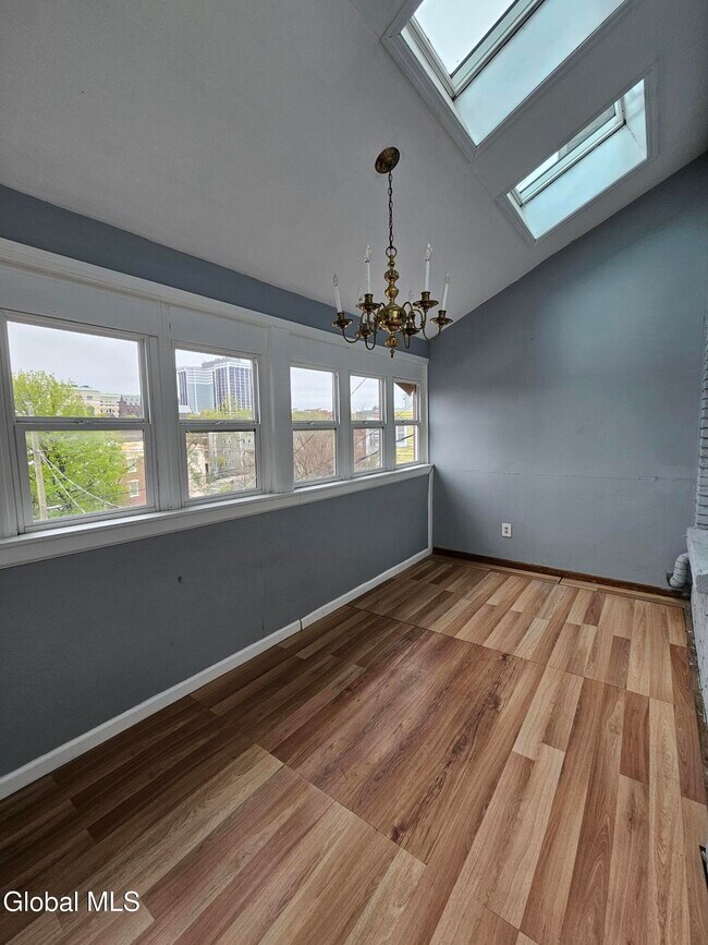 Building Photo - 32 1st St