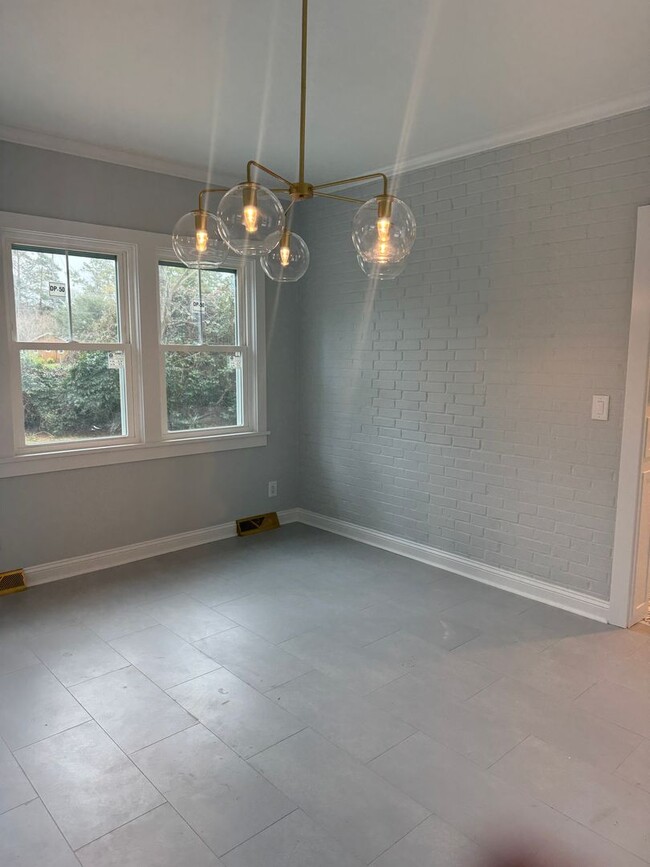 Building Photo - Spectacular Renovation!