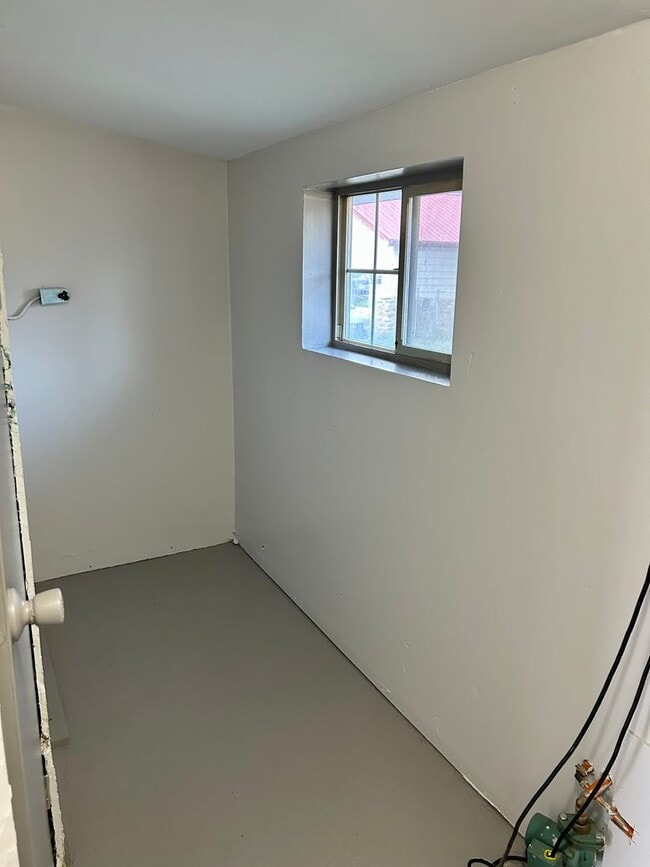 Building Photo - 3 bed 1 bath trailer - Available for 6 mon...