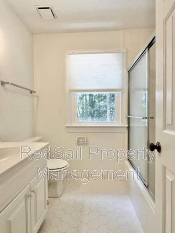 Building Photo - 114 Barclay Crescent