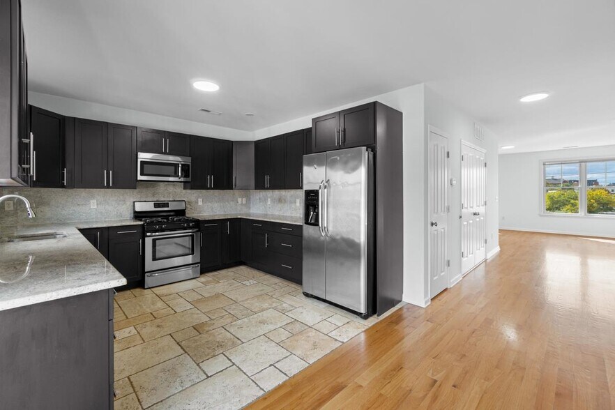 Building Photo - 437 Whiton St