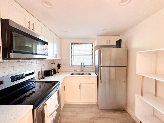 Building Photo - 664 SE 20th Ave