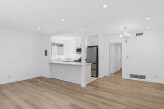 Building Photo - 337 Rexford Dr
