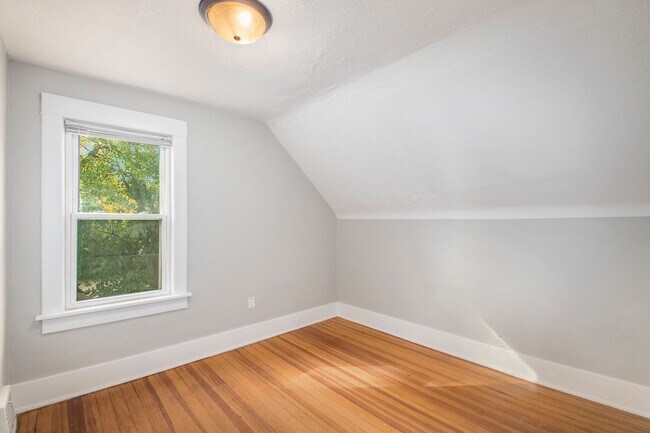 Building Photo - 3 bed/1.5 Bath Single Family Home