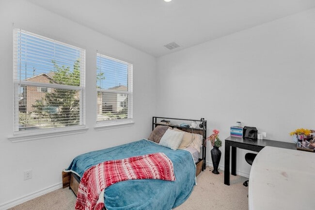 Building Photo - 112 Gracie Wy