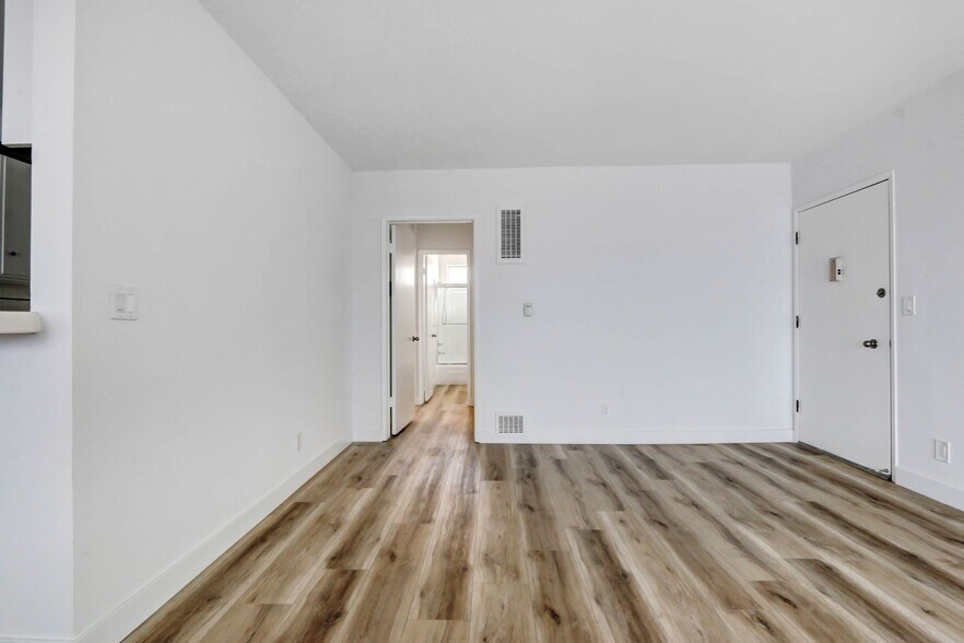 Building Photo - 3663 Mentone Ave