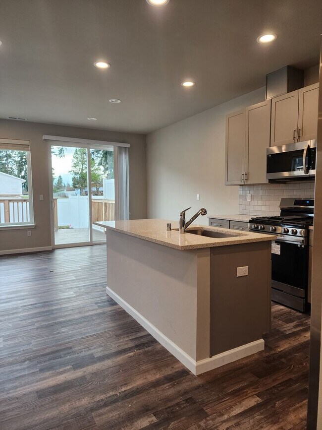 Building Photo - 15603 View Dr Ct SE